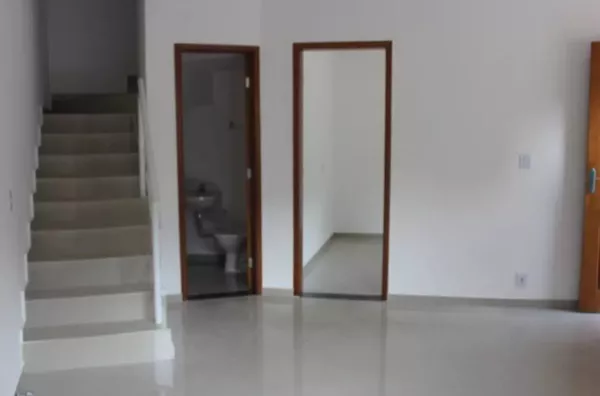 Sobrado com 2 domitório e 2 vagas - Vila Zatt