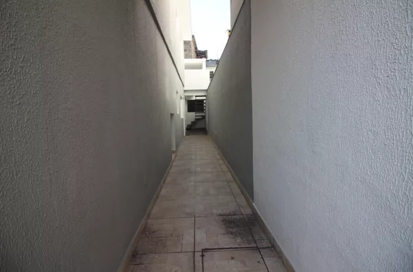 Corredor ao lado da casa