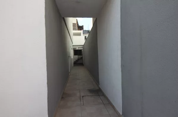 Corredor ao lado da casa
