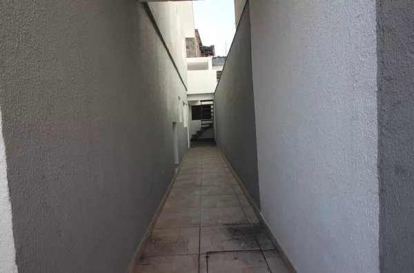 Corredor ao lado da casa