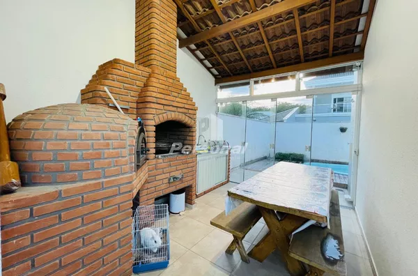 Casa térrea com piscina em Condomínio fechado, em Taubaté