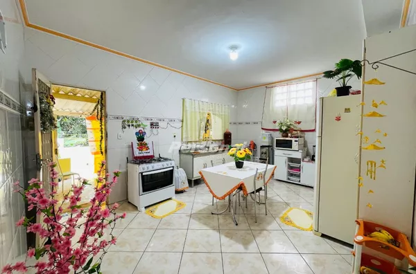 Casa de Esquina com 3 Dormitórios e Quintal Amplo Repleto de Árvores Frutíferas - Foto 1