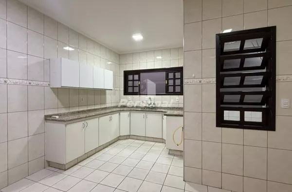 Casa à Venda com 3 Dormitórios, Suíte com Hidromassagem, Churrasqueira e 2 Vagas,  Vila São José, Taubaté SP
