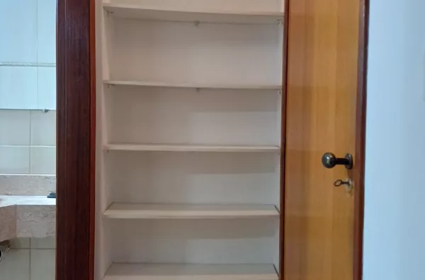 Sala 2 prateleiras de suporte