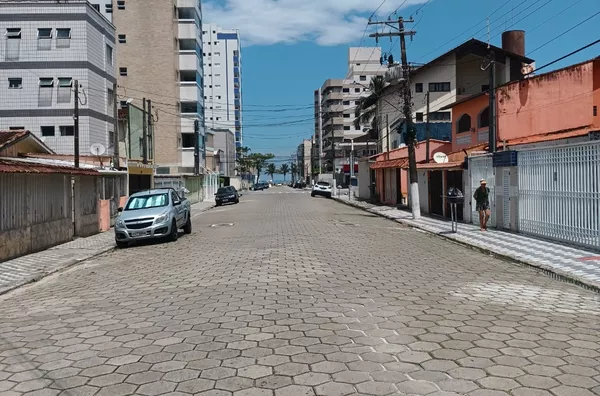 Vista da rua para praia, na frente do condomínio