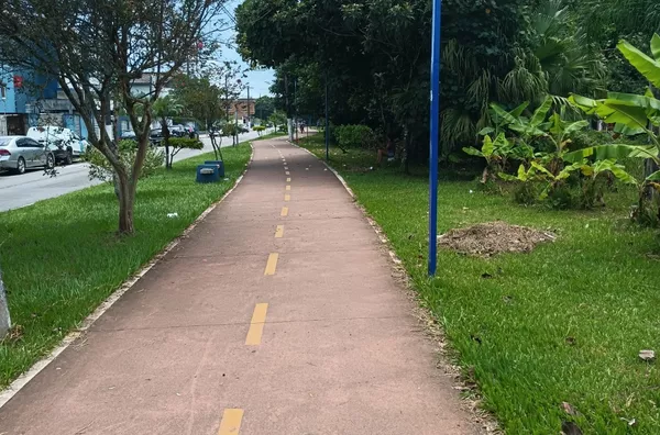 Ciclo via Há 50 metros do condomínio