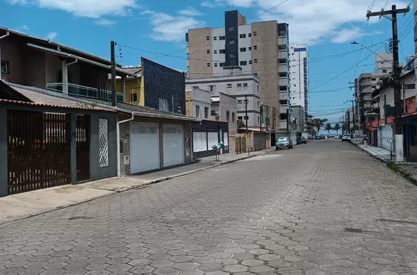 Vista da rua para praia na frente do condomínio