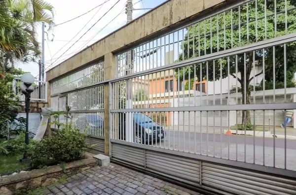 Sobrado 4Dorm. Piscina - Bosque da Saúde