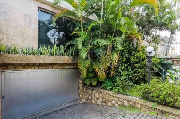 Sobrado 4Dorm. Piscina - Bosque da Saúde