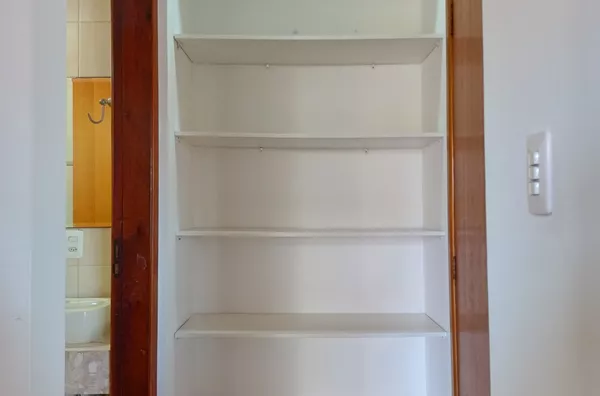 Sala 1 - prateleiras de suporte