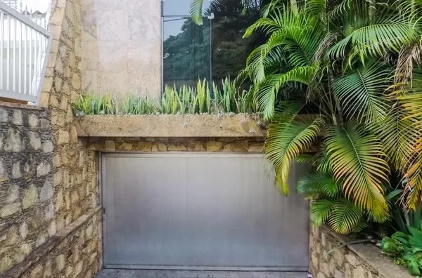 Sobrado 4Dorm. Piscina - Bosque da Saúde