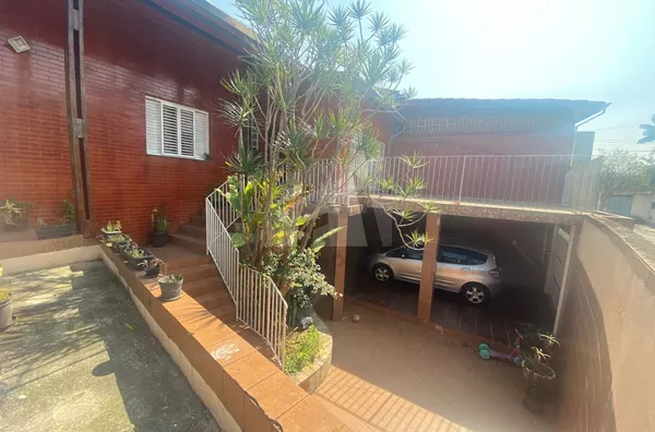 Casa grande e recém reformada com 167m², com 3 quintais, garagem para dois carros, podendo ser...