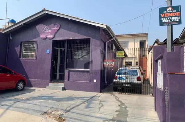 Casa da frente comercial e 2 no fundo tipo asobradada com 2 casas garagem na frente e lateral .