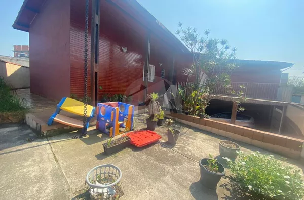 Casa grande e recém reformada com 167m², com 3 quintais, garagem para dois carros, podendo ser...