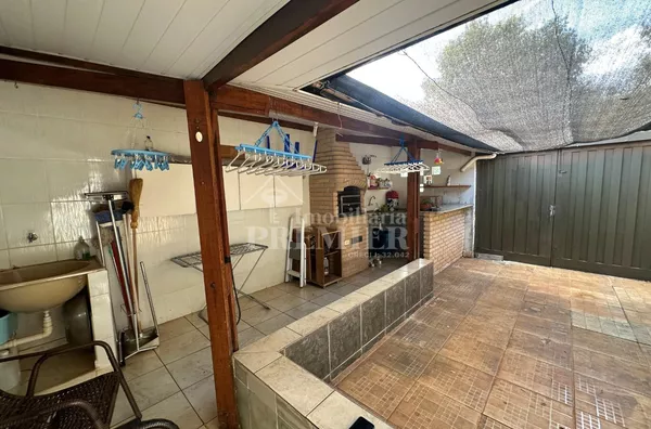 Casa à venda no Jardim Yolanda em Rio Preto, com 3 dormitórios, varanda com churrasqueira e ótima localização. Estuda permuta por apartamento.