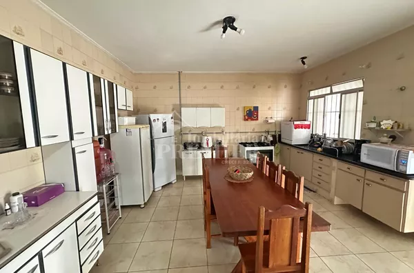 Casa à venda no Jardim Yolanda em Rio Preto, com 3 dormitórios, varanda com churrasqueira e ótima localização. Estuda permuta por apartamento.