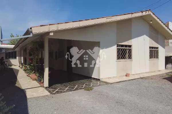 Casa de alvenaria e kitnet a venda no Setor Comercial, próximo ao Machado Itaúbas