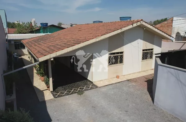 Casa de alvenaria e kitnet a venda no Setor Comercial, próximo ao Machado Itaúbas