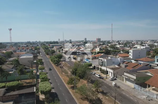 Casa de alvenaria e kitnet a venda no Setor Comercial, próximo ao Machado Itaúbas