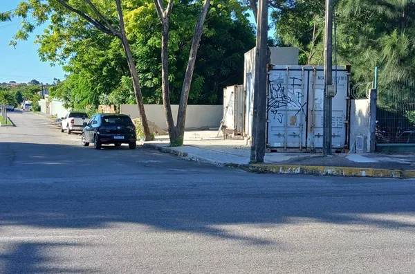 Ponto Comercial para alugar ,composto por 2 containers instalado em terreno que mede 150 m² por R$ 3.000,00/mês - Lagoa Redonda Fortaleza/CE