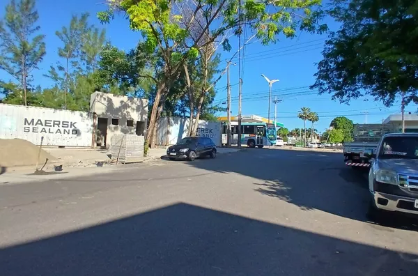 Ponto Comercial para alugar ,composto por 2 containers instalado em terreno que mede 150 m² por R$ 3.000,00/mês - Lagoa Redonda Fortaleza/CE