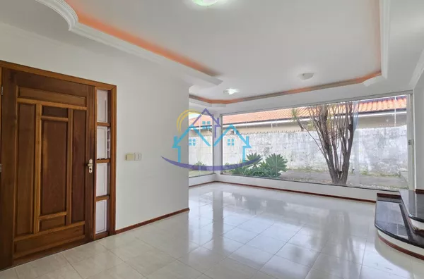 Jardim Terra Branca, Espaçosa Ótima localização