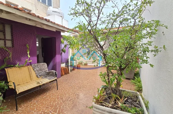 Centro casa nos fundos s/ garagem