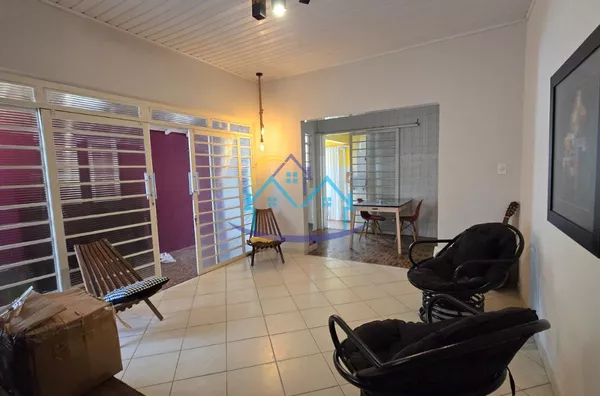 Centro casa nos fundos s/ garagem