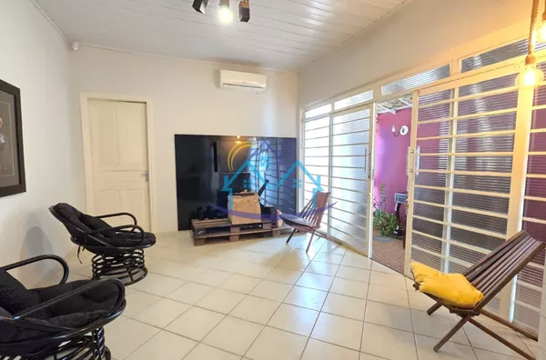 Centro casa nos fundos s/ garagem