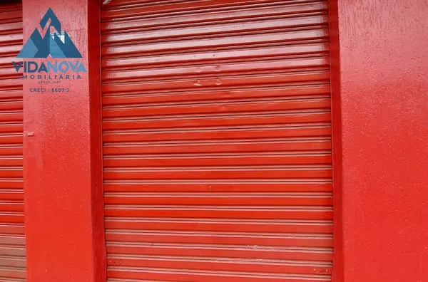 Ampla sala no coração da cidade