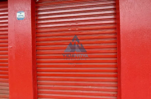 Ampla sala no coração da cidade