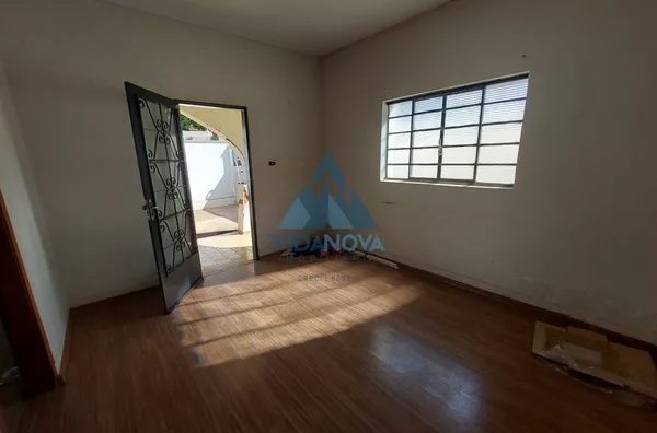 CASA PARA LOCAÇÃO COM AMPLO ESPAÇO