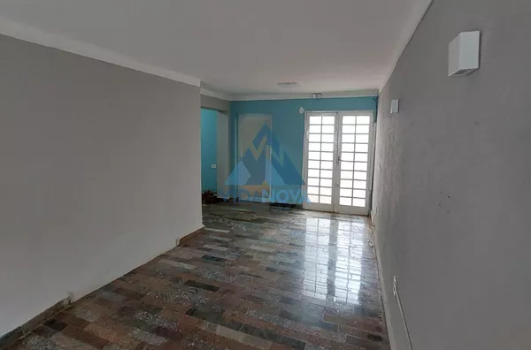 Amplo imóvel com varias salas no centro