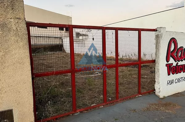 Terreno murado e com portão à venda