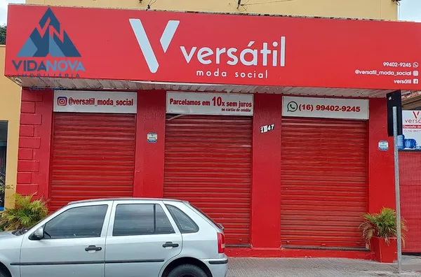 Ampla sala no coração da cidade