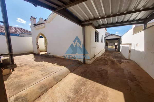 CASA PARA LOCAÇÃO COM AMPLO ESPAÇO