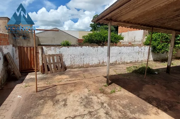 Casa para venda com amplo terreno