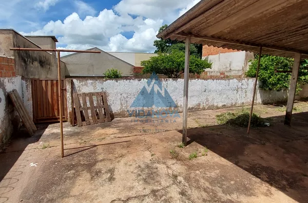 Casa para venda com amplo terreno