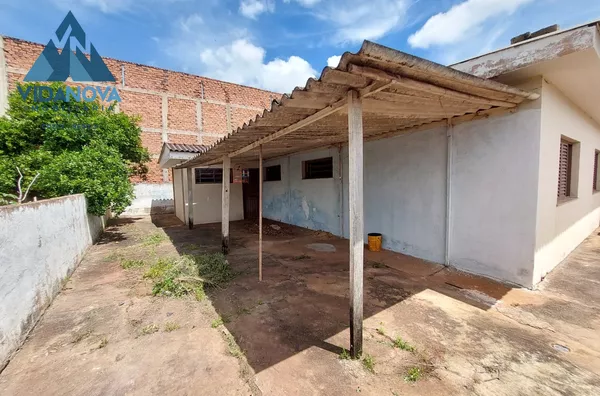 Casa para venda com amplo terreno