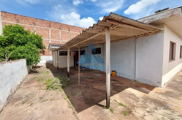 Casa para venda com amplo terreno