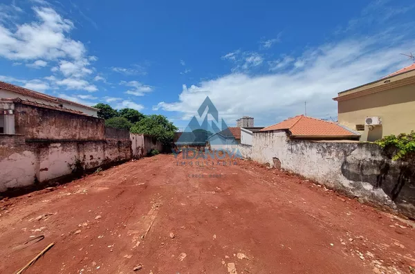 Terreno limpo, pronto para construir no centro da cidade