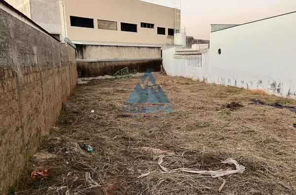 Terreno murado e com portão à venda