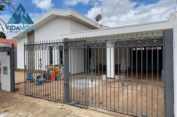 CASA PARA LOCAÇÃO COM 3 QUARTOS SENDO 1 SUITE E ÁREA DE LAZER NO FUNDO - ALUGUE JÁ!!