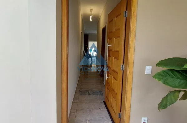 CASA COM EDÍCULA RECÉM-CONSTRUÍDA EM ÁREA NOBRE