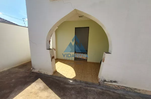 CASA PARA LOCAÇÃO COM AMPLO ESPAÇO