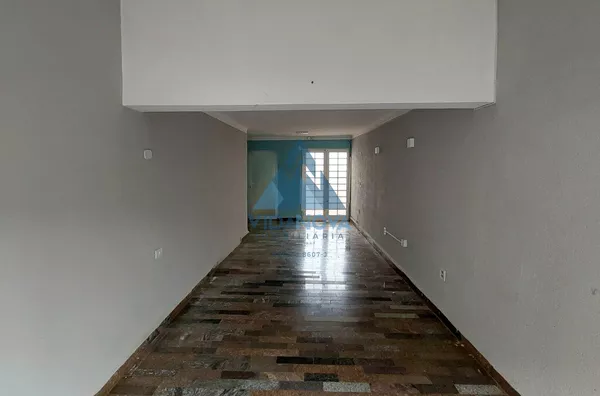 Amplo imóvel com varias salas no centro