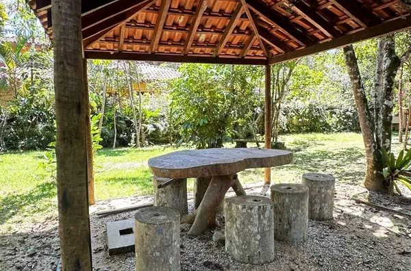 Casa à venda – Dois lotes, localização privilegiada e muito potencial