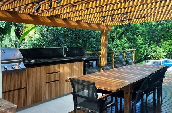 Casa integrada à natureza no lado par