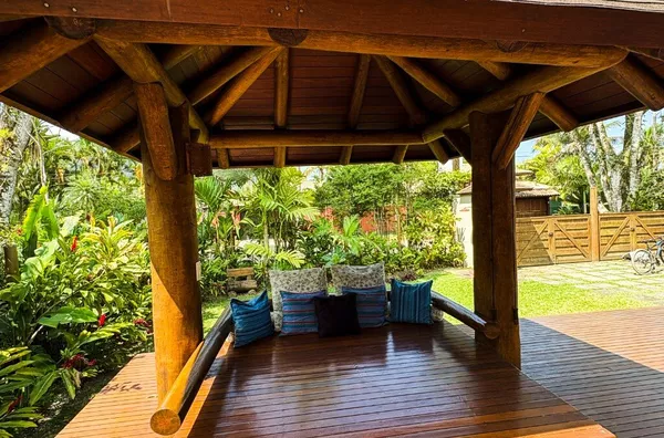 Casa charmosa com 3 suítes climatizadas a apenas 300m da praia 