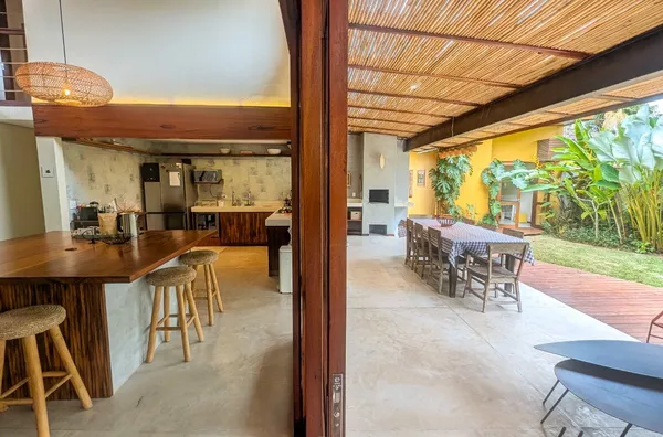 Refúgio Tropical a 180m do Mar: Conforto, Natureza e Puro Estilo Praiano